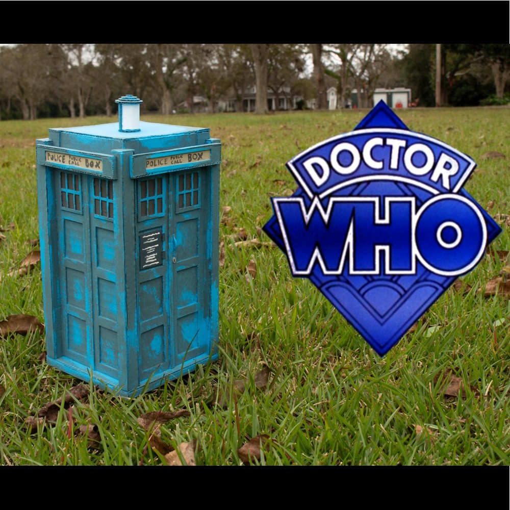 Custom Doctor Who 70’s Cardboard TARDIS Decorum